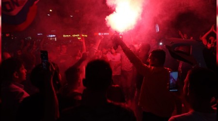 23 yıl sonra gelen galibiyeti kutladılar