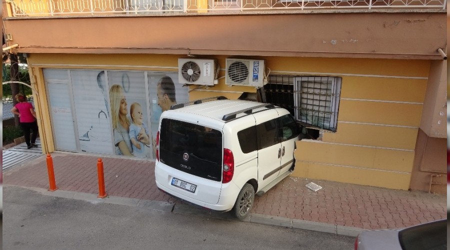 Acemi sürücü sağlık ocağına girdi