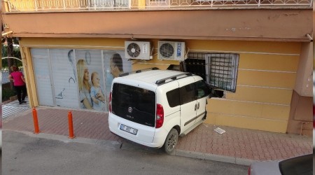 Acemi sürücü sağlık ocağına girdi