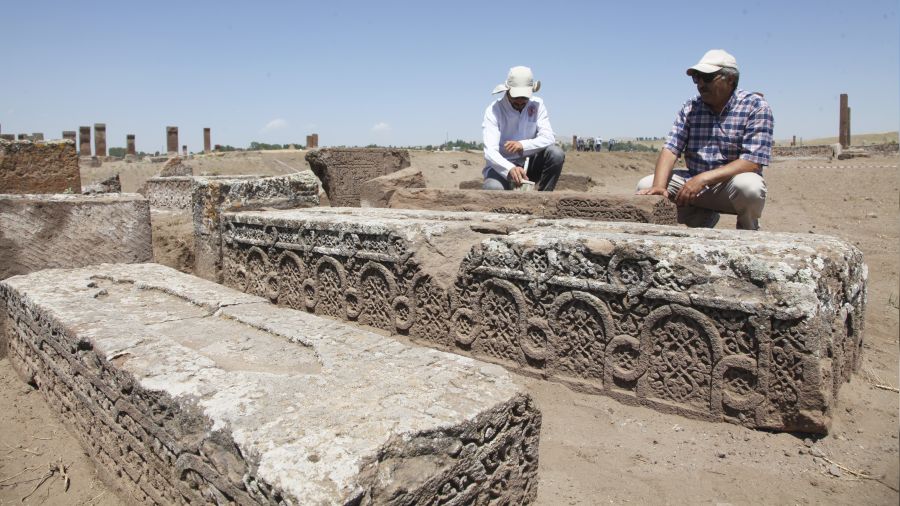 Ahlat Selçuklu Meydan Mezarlığında 41 yeni mezar ortaya çıkarıldı
