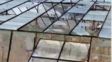 Antalya'da dolu cam seralara zarar verdi