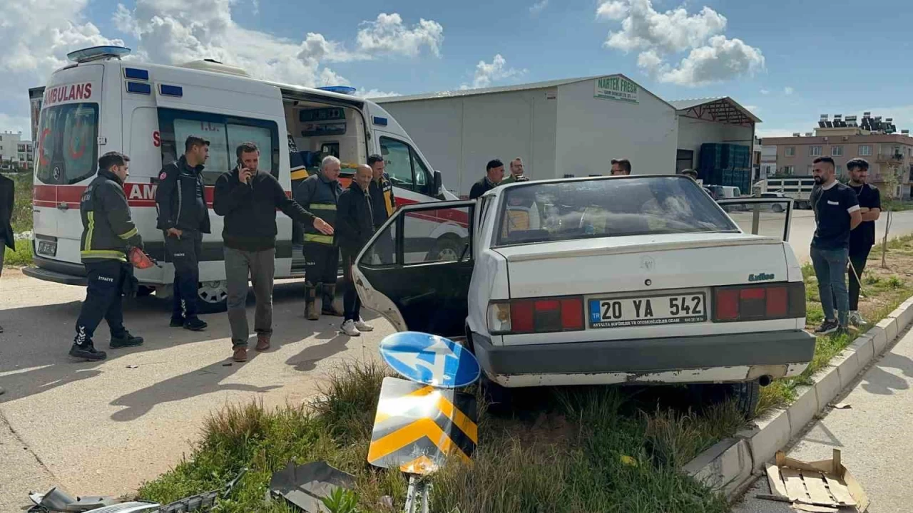 Antalya'da hastaneye giderken kaza yaptılar: 1'i çocuk 5 yaralı