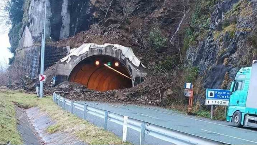 Artvin'de Kopmu Tneli giriinde heyelan