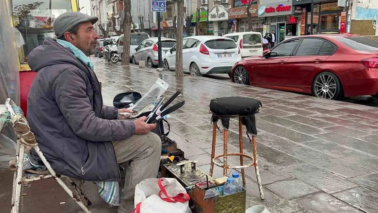 Ayakkabı boyayarak iki çocuğunu okutup evlendirdi
