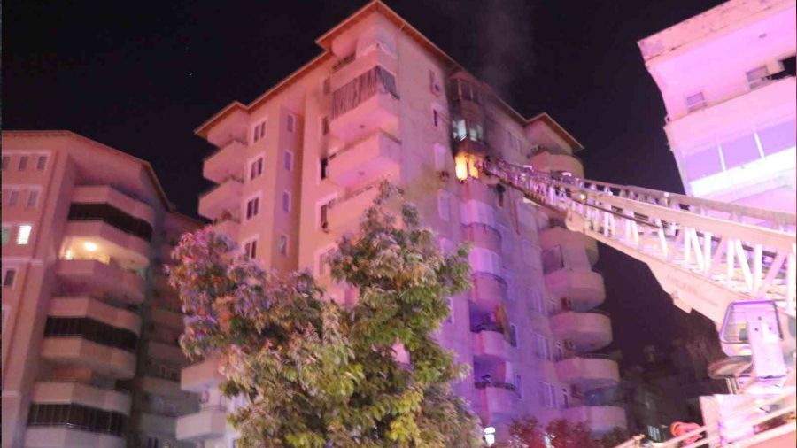 Babalarının cenazesine giden ailenin evinde yangın çıktı