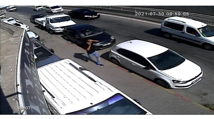 Babasını vurmak isterken araya giren şahsı vurdu