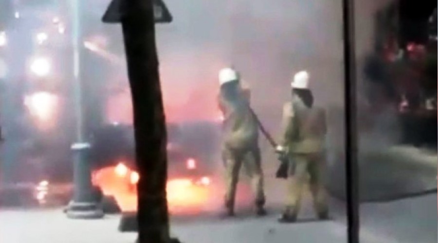 Bayrampaşa'da seyir halindeki kamyonet alev aldı