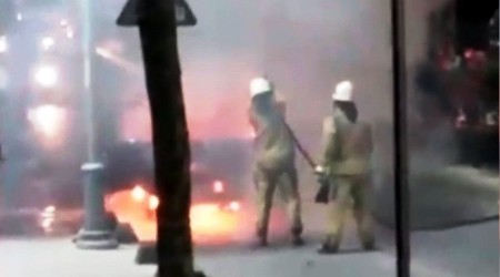 Bayrampaşa'da seyir halindeki kamyonet alev aldı