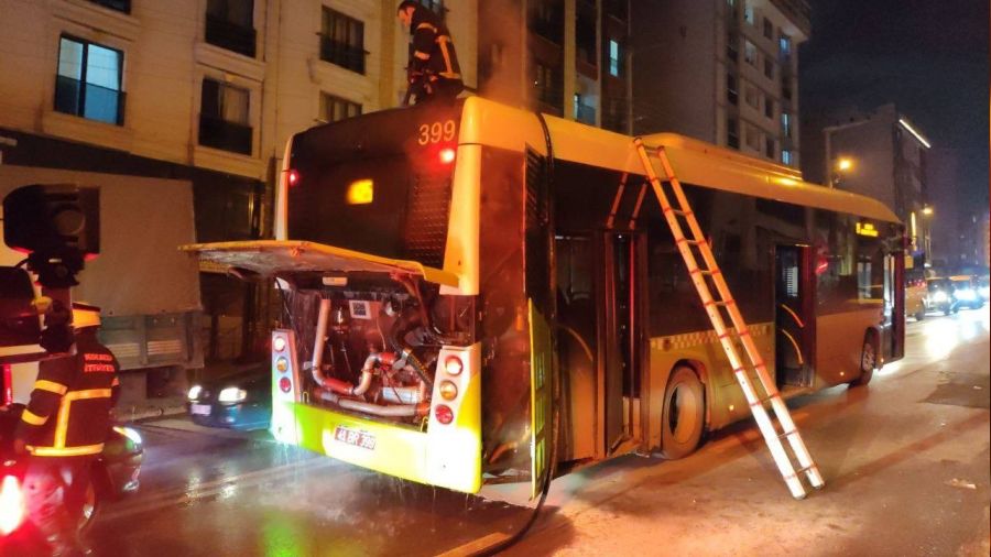 Belediye otobüsünün motorunda yangın