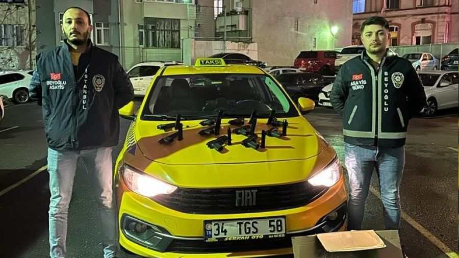 Beyoğlu'nda durdurulan taksiden cephanelik çıktı