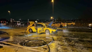 Beyoğlu'nda seyir halindeki ticari taksi alev alev yandı