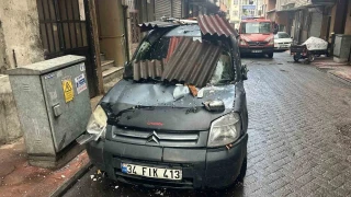 Beyoğlu'nda uçan çatının altında kalmaktan saniyelerle kurtuldular