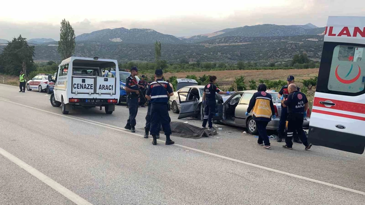 Burdur'da iki otomobil kafa kafaya arpt: 1 l, 9 yaral