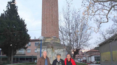 Camisiz minare ilgi odağı oldu