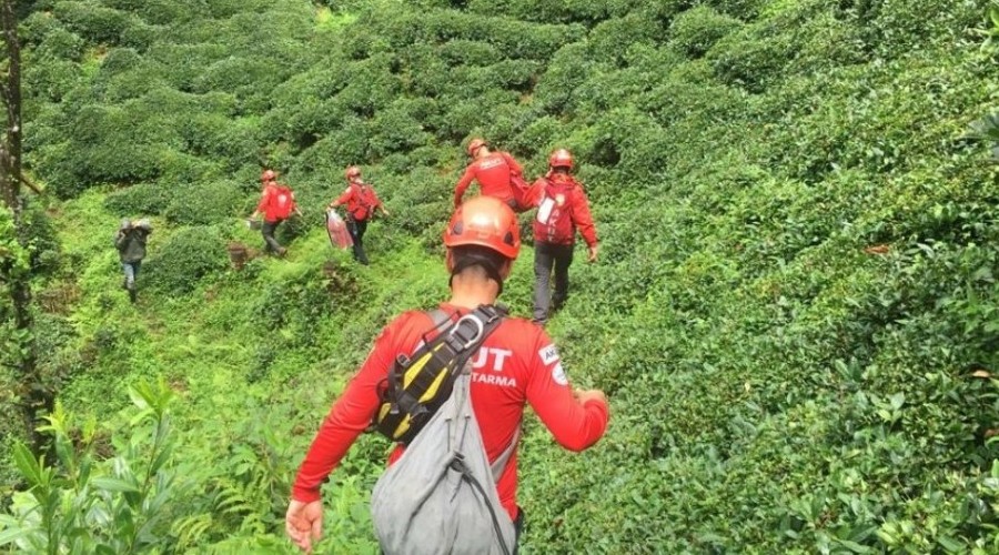 Çay toplarken mahsur kalan 7 kişi...