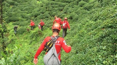 Çay toplarken mahsur kalan 7 kişi...