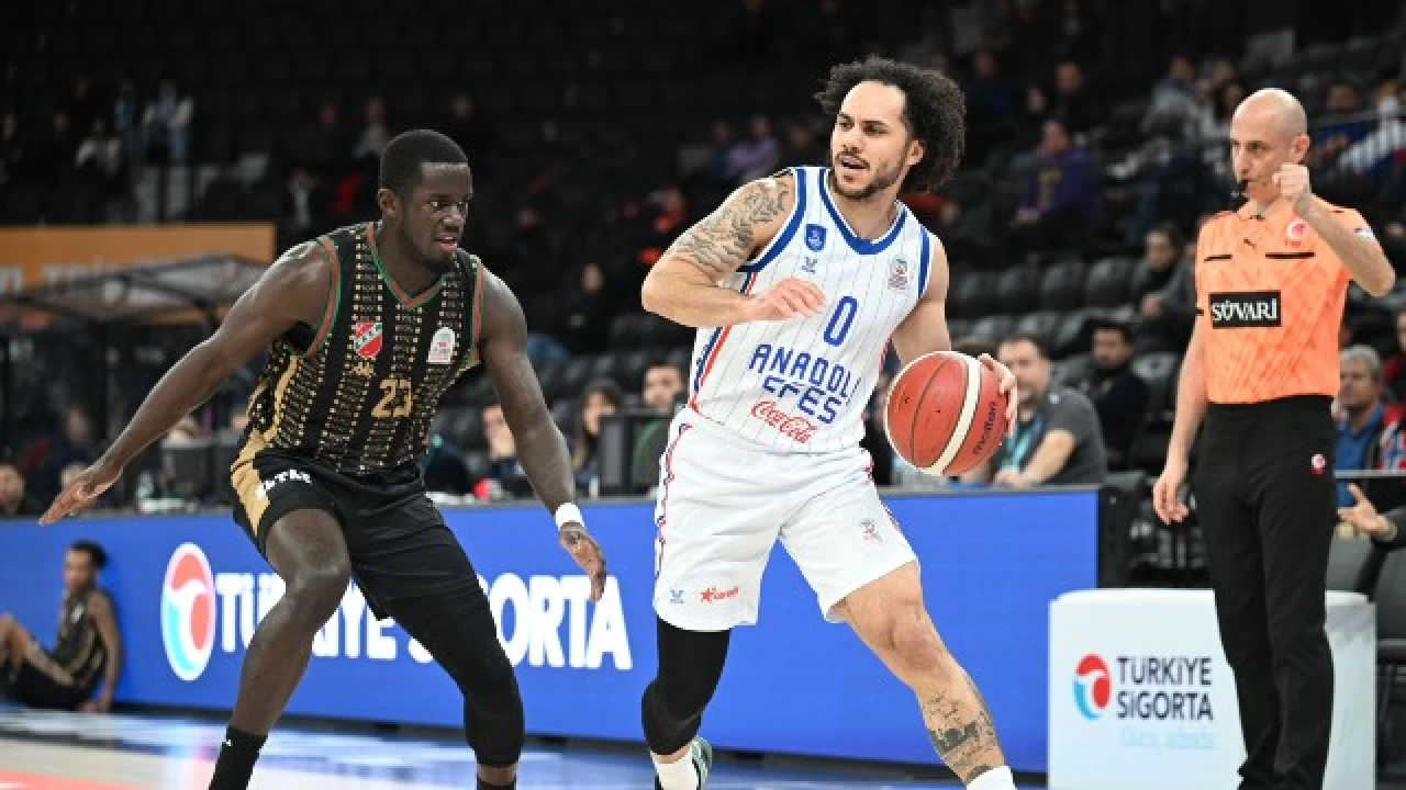 Çekişmeli maçı Anadolu Efes kazandı