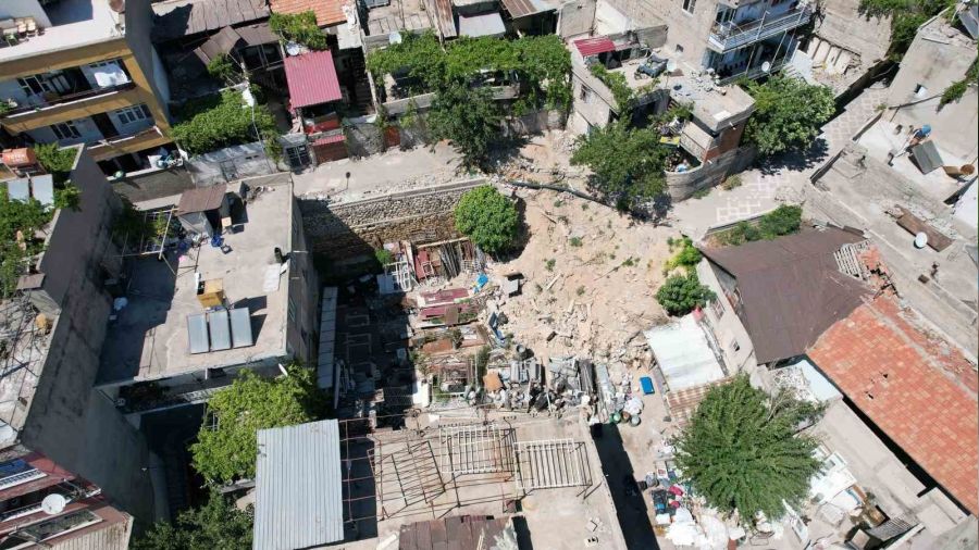 Çöken istinat duvarı tehlike oluşturuyor