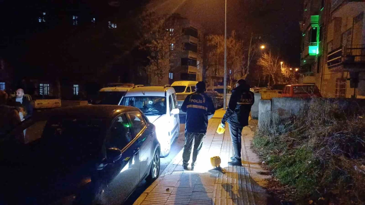 Çorum'da iki araç kurşunlandı
