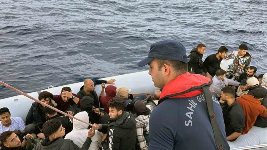 Datça'da 49 düzensiz göçmen kurtarıldı, 60 göçmen yakalandı