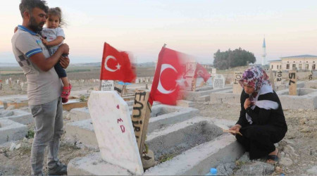 Deprem mezarlığında hüzünlü bayram ziyareti