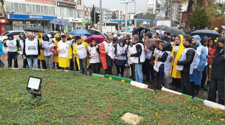 Depremin sembolü saat kulesine karanfil