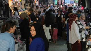 Depremin yıktığı çarşı eski günlerdeki gibi...