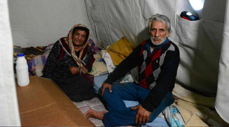 Depremzedeler yağmura yakalandı