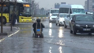 Diyarbakr'da ev ve sokaklar su bast