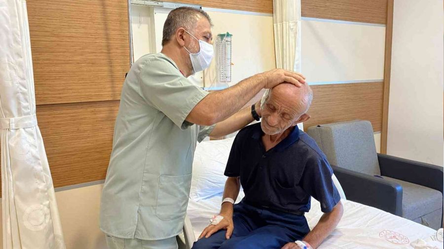 Duymayınca doktora gitti kulağından çıkanlar şok etti