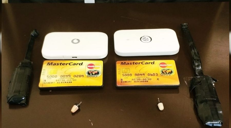 Ehliyet sınavında düzenekle yakalandılar