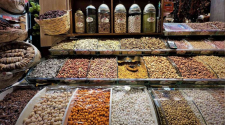 Eminönü'nde kuruyemişler tezgahları süsledi