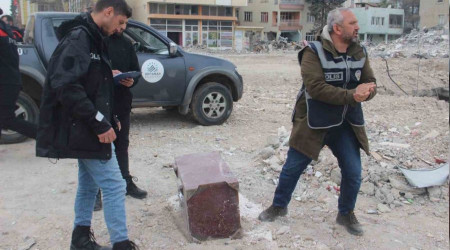 Enkazdan çıkan değerli eşyalar emniyete götürülüyor