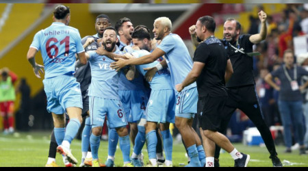 Fırtına önce sakin sonra şiddetli esiyor