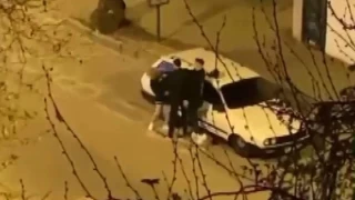 Genç kızı dakikalarca sokak ortasına darbetti