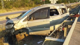 Hafif ticari araç bariyere çarpıp su kanalına girdi: 1 ölü, 2 yaralı