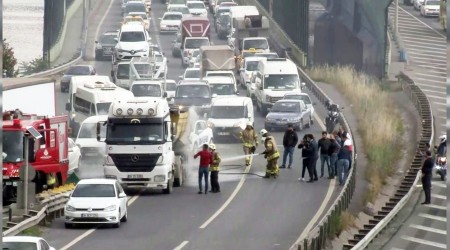 Hafriyat kamyonu Haliç Köprüsü'nde yandı