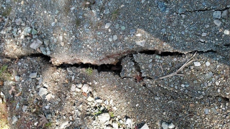 Hatay Erzin'de deprem nedeniyle yarıklar oluştu