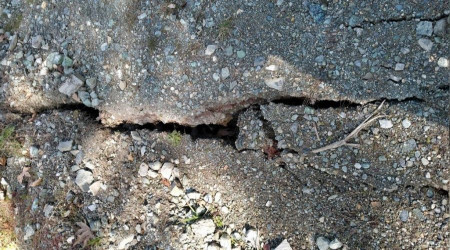 Hatay Erzin'de deprem nedeniyle yarıklar oluştu