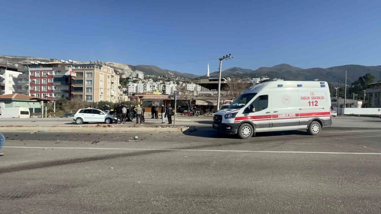 Hatay'da hafif ticari ara otomobille arpt: 3 yaral