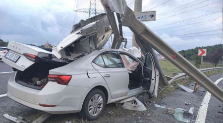 Hostesleri taşıyan araç bariyerlere ok gibi saplandı