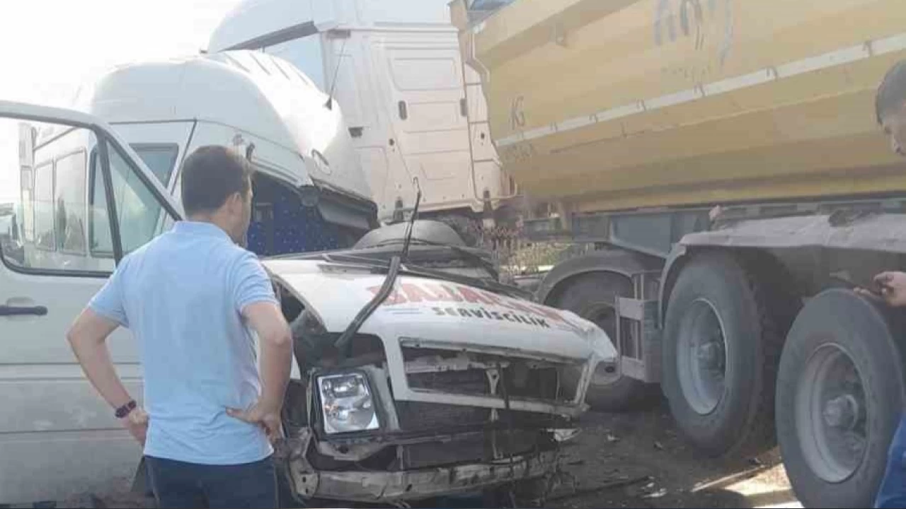 İşçi servisiyle kamyon çarpıştı: 3 ölü, 7 yaralı