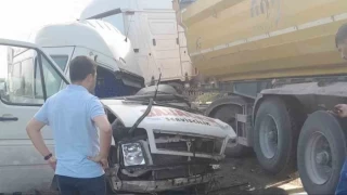 İşçi servisiyle kamyon çarpıştı: 3 ölü, 7 yaralı