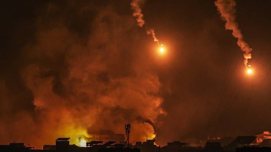 İsrail uçakları Gazze'de çocuk hastanelerinin çevrelerini vurdu