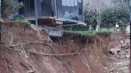 İstinat duvarı çöktü