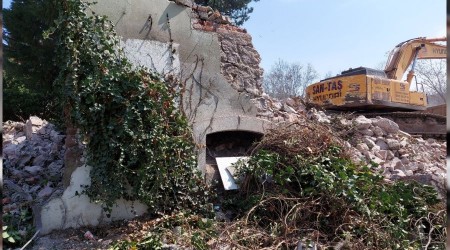 İzmit'in sembolü tarihi Tekel Binası yıkıldı