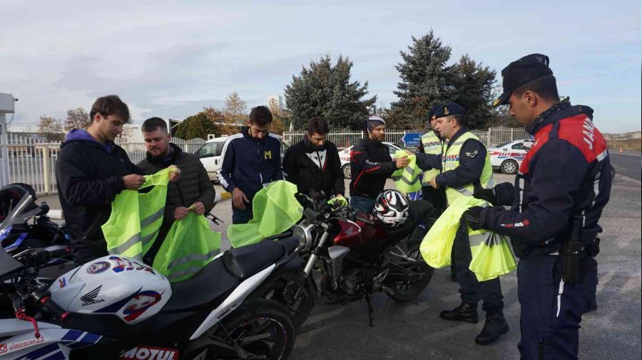 Jandarma ekipleri, motosiklet srclerine "Reflektif" yelek datt