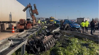 Kamyon bariyerlere saplanıp demir yığınına döndü