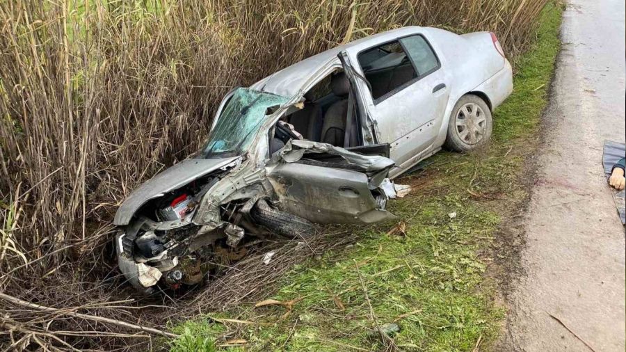 Kamyonla çarpışan otomobil kanala düştü