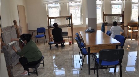 Karslı kadınlar Japonlar'a halı dokuyor